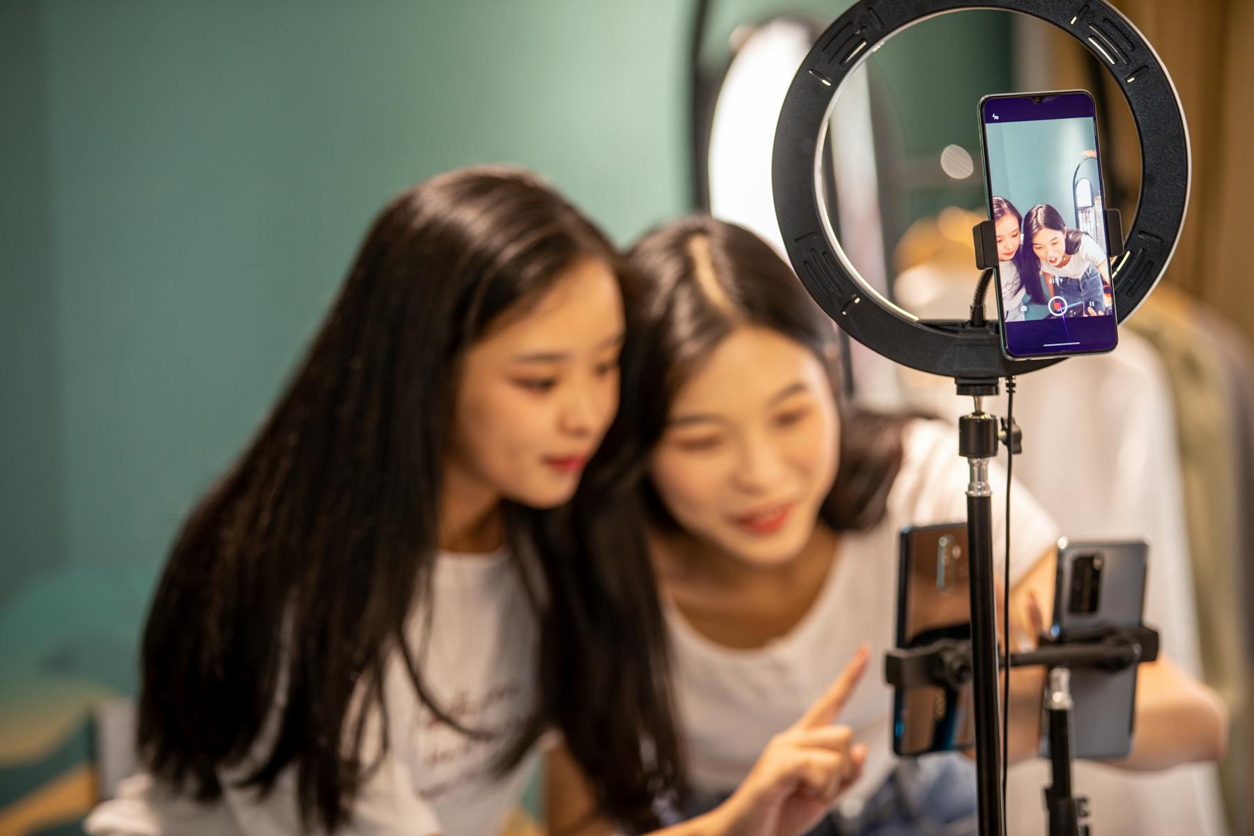 Content creators filmen met smartphone en ring light in een studio